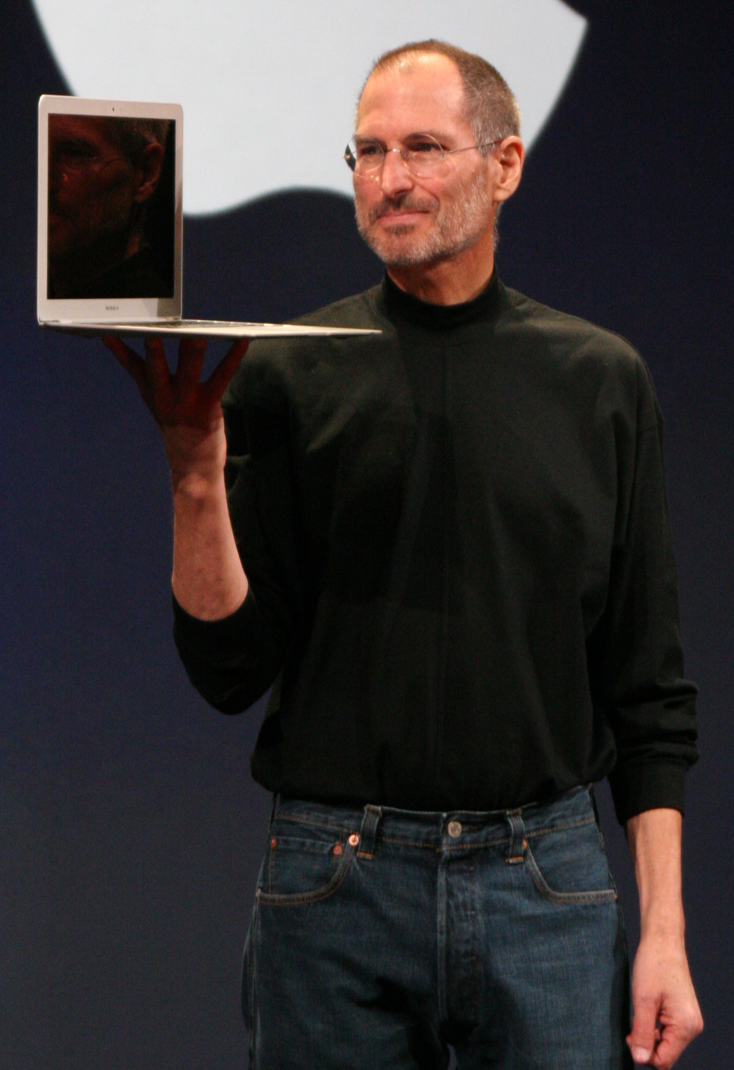 Steve Jobs présentant un ordinateur MacBook Air